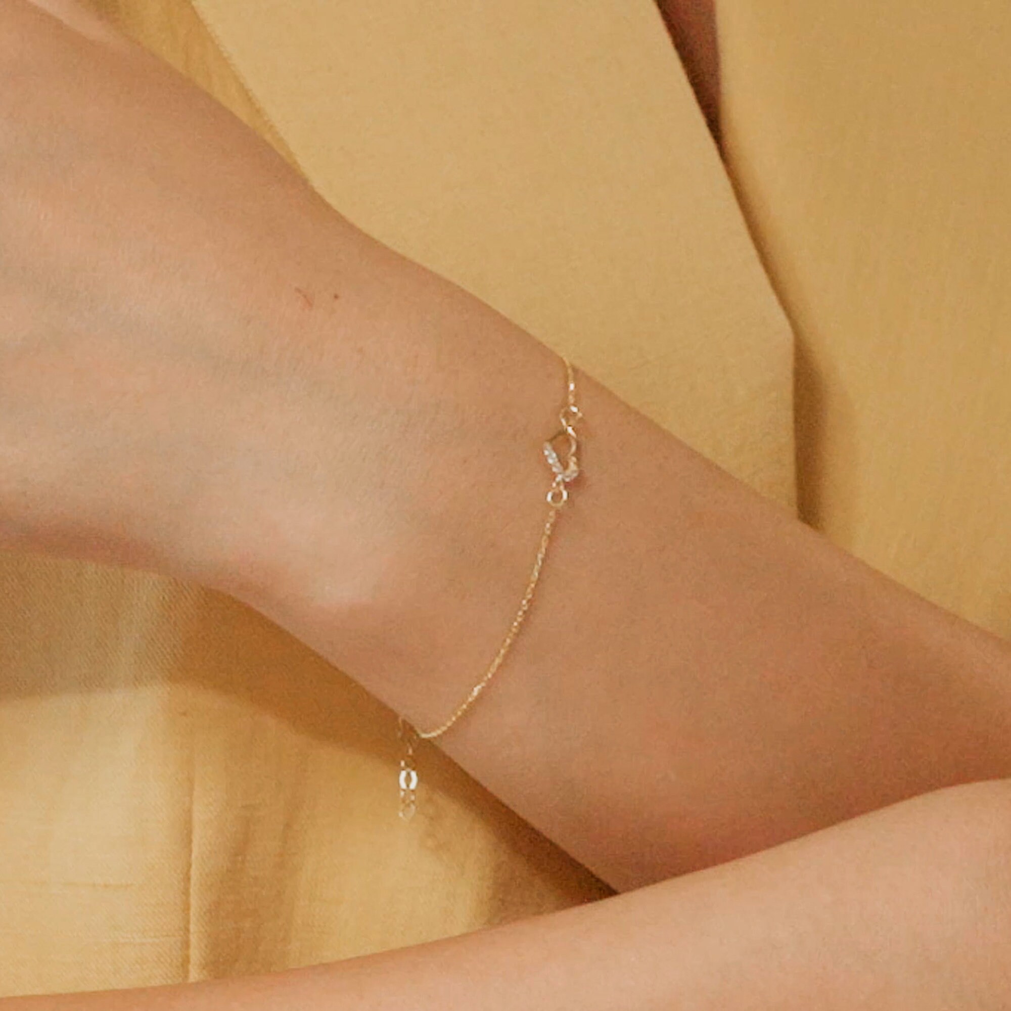 【NONCODE】Cellion Heart Chain Bracelet 1/20 CT. T.W. Heart-Shaped Multi-Diamond Double Chain
