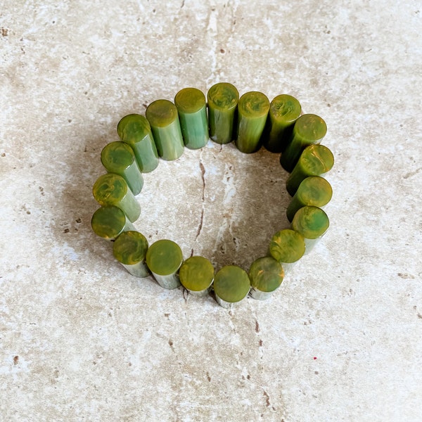 Green marbled Bakelite bracelet on stretch elastic