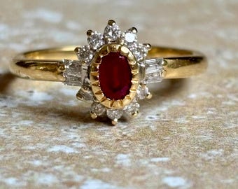 Anillo antiguo de oro de 18 quilates, rubí y diamantes.