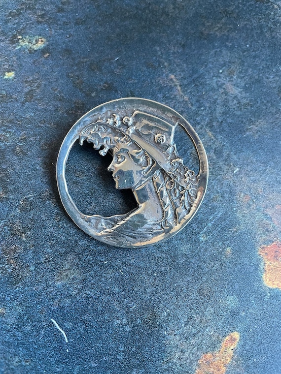 Broche Vintage Style Art Nouveau - Visage De Femme Avec Chapeau, Métal Doré Et Bleu (Arthus Bertrand)