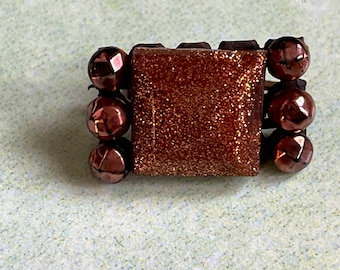 Broche victoriano de piedra dorada