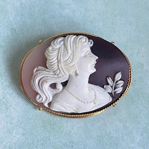 Vintage gold tone cameo brooch