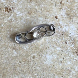 sterling silver ribbon brooch with clear stone