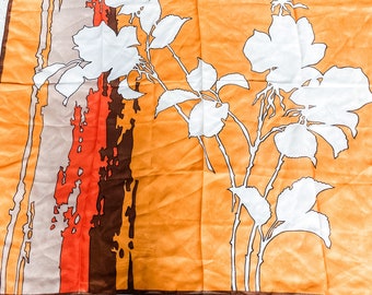 Peut inclure: Un foulard en soie vintage avec un motif floral. Le foulard est orange avec des fleurs blanches et des formes abstraites brunes et orange.