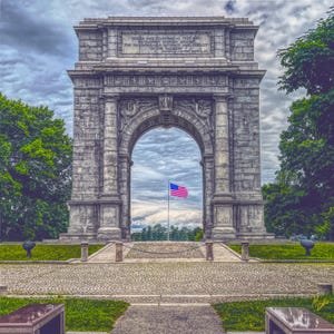 Lámina artística estadounidense enmarcada: Arco conmemorativo y bandera de Valley Forge, una fotografía en color