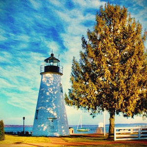 Impresión artística: Faro de Maryland - Luz de Concord Point en Havre de Grace a lo largo de la bahía de Chesapeake - una foto en color