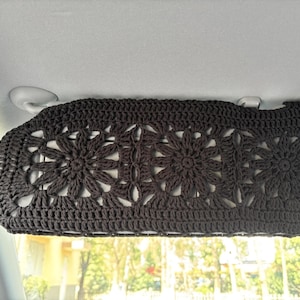 Gehäkelte schwarze Blumen-Auto-Sonnenblende