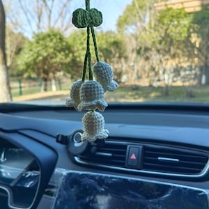 かわいい車のミラー吊り下げカンパニュラ、かぎ針編みの花のリアビューミラーチャーム、車のペンダント、かぎ針編みの車のアクセサリー
