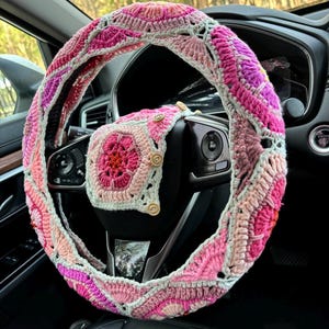 Coprivolante a forma di fiore Gesang all&#39;uncinetto, grazioso copricintura, sottobicchieri per auto, ciondolo a specchio, graziosi accessori per auto all&#39;uncinetto, decorazioni per interni