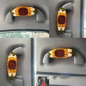 Könnte beinhalten: Gehäkelte Sonnenblumen-förmige Autotürgriffe in Braun-, Gelb- und Weißtönen. Die Bezüge sind so konzipiert, dass sie über die Griffe im Autoinnenraum passen.