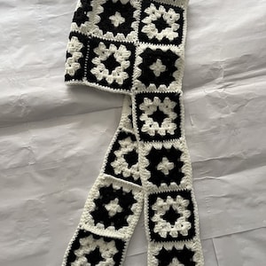 Sciarpa passamontagna Grandma Square fatta a mano all'uncinetto - Nero e bianco