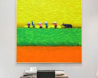 Pintura de la temporada de cosecha de arrozales, agricultores vietnamitas trabajando, arte mural con textura en amarillo, naranja y verde.