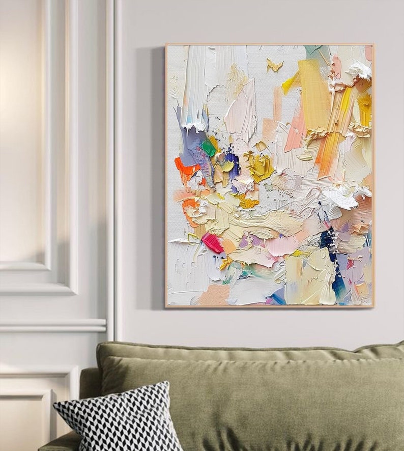 Op de afbeelding: Abstract schilderij met een witte achtergrond en kleurrijke penseelstreken in tinten roze, geel, blauw, groen en oranje.