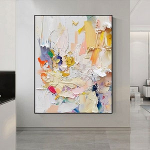 Op de afbeelding: Abstract schilderij met een witte achtergrond en kleurrijke penseelstreken in tinten roze, geel, blauw, groen en oranje. Het schilderij heeft een textuur en gelaagde uitstraling.