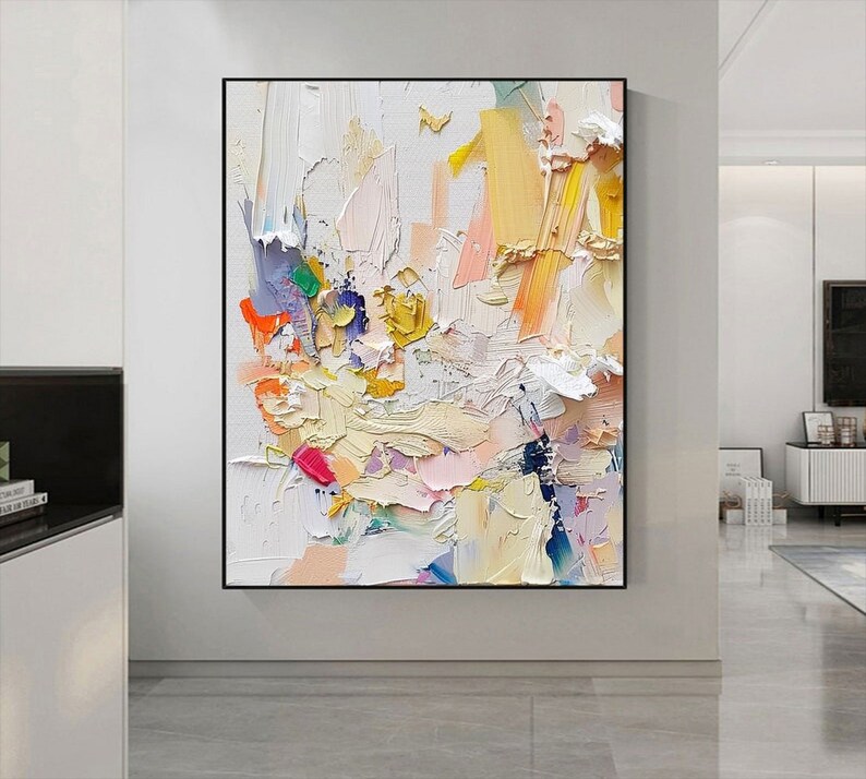 Op de afbeelding: Abstract schilderij met een witte achtergrond en kleurrijke penseelstreken in tinten roze, geel, blauw, groen en oranje. Het schilderij heeft een textuur en gelaagde uitstraling.