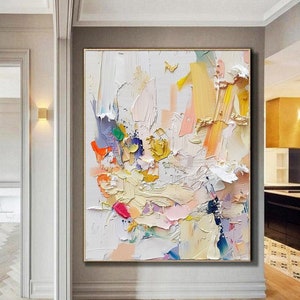Op de afbeelding: Abstract schilderij met een witte achtergrond en kleurrijke penseelstreken in tinten roze, geel, blauw, groen en oranje.