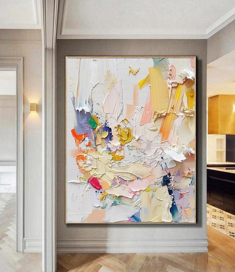 Op de afbeelding: Abstract schilderij met een witte achtergrond en kleurrijke penseelstreken in tinten roze, geel, blauw, groen en oranje.