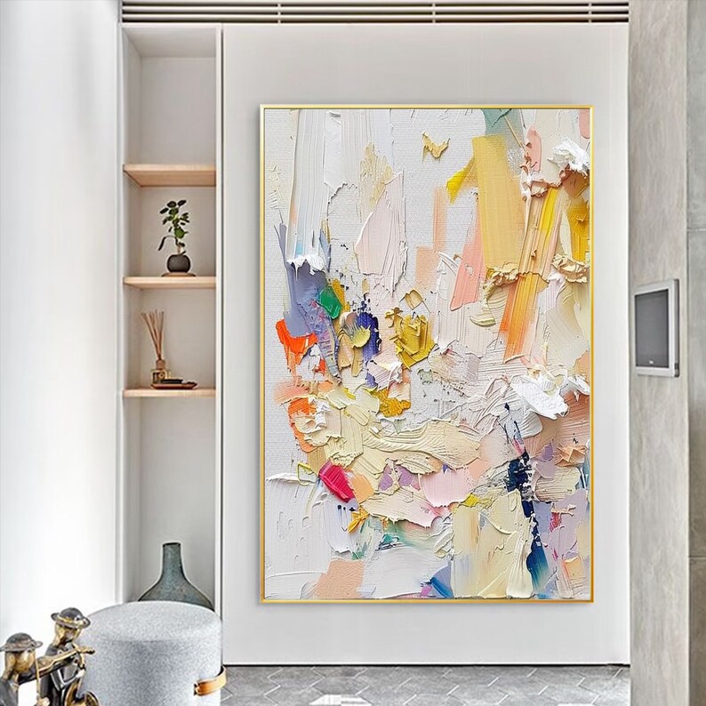 Op de afbeelding: Abstract schilderij met een witte achtergrond en kleurrijke penseelstreken in tinten roze, geel, blauw, groen en oranje. Het schilderij heeft een textuur en gelaagde uitstraling.