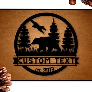 Letrero de metal personalizado con oso grizzly: arte de pared con monograma de nombre personalizado para papá, abuelo, oso negro, letrero con árboles y bosque