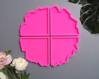 Può includere: Quattro stampi in silicone rosa a forma di fette di agata. Gli stampi sono disposti in cerchio, con ogni stampo che forma un quarto del cerchio.