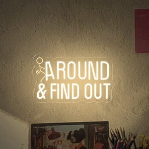 Ao redor e descubra luz neon, letreiro neon de boneco de palito, decoração engraçada e sarcástica para o quarto, letreiro de decoração para casa, presente sarcástico, presente engraçado, ideia de presente peculiar