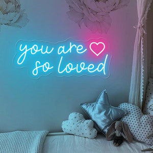 Luz LED "Eres tan amado", arte de pared de neón para guardería, decoración de pared para sala de juegos, letrero LED conmovedor, arte de pared inspirador para niños, decoración de aula