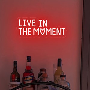 Live In The Moment Leuchtreklame, trendige feminine Wandkunst, Restaurant Wanddekor, Bar Neon Wandkunst, positives Zitat Zeichen, minimalistisches Wohndekor