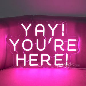 Yay You're Here Placa de neon, decoração de parede de apartamento, placa de arte de parede de boas-vindas para entrada de escritório em casa, presente de inauguração de casa, placa de quarto, presente de casamento