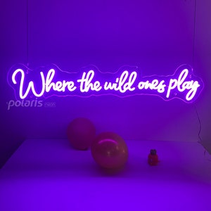 Letrero de neón "Donde juegan los salvajes", decoración de pared para sala de juegos, decoración de habitación infantil, luz de neón LED hecha a mano para habitación de bebé, decoración de área de juegos para niños