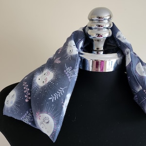 Peut inclure: Ensemble de trois tasses en céramique avec une finition mate et mouchetée. Les tasses sont de couleur crème, gris clair et gris foncé. Chaque tasse a un design minimaliste, parfait pour le café ou le thé.