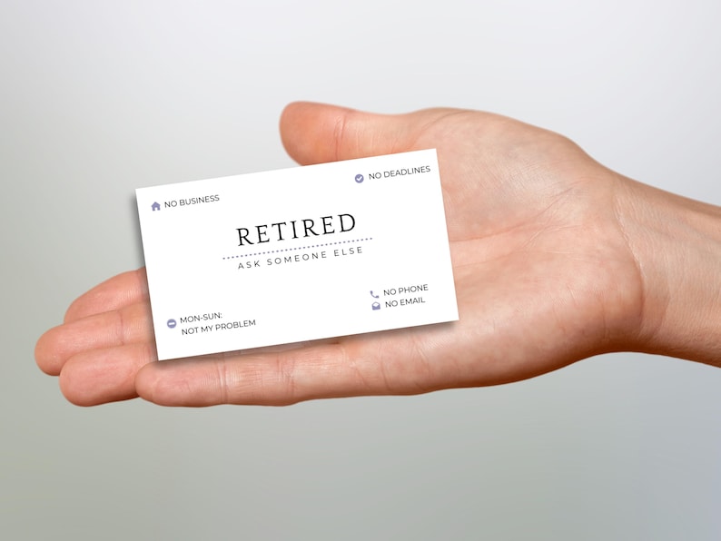 Puede incluir: Una tarjeta de visita blanca con el texto "RETIRED ASK SOMEONE ELSE" en negro. La tarjeta tambi&eacute;n tiene iconos y texto que dicen "NO BUSINESS", "MON-SUN NOT MY PROBLEM", "NO DEADLINES", "NO PHONE", y "NO EMAIL".