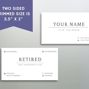 Puede incluir: Una tarjeta de visita blanca con texto negro que dice "YOUR NAME LIVIN' THE DREAM" e iconos para tel&eacute;fono y correo electr&oacute;nico. La parte posterior de la tarjeta es blanca con texto negro que dice "RETIRED ASK SOMEONE ELSE" e iconos para sin negocios, sin plazos, sin tel&eacute;fono y sin correo electr&oacute;nico. La tarjeta mide 8,9 cm por 5,1 cm.