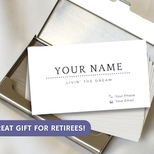 Puede incluir: Una tarjeta de visita blanca con texto negro que dice "YOUR NAME LIVIN' THE DREAM". La tarjeta est&aacute; en un porta tarjetas de plata. El texto "GREAT GIFT FOR RETIREES!" est&aacute; en un cuadro morado en la parte inferior de la imagen.