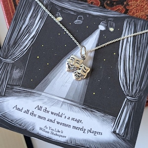 Collar con libro de Shakespeare, regalo para artistas, collar con dije de plata para uso diario, regalo de graduación universitaria para lectores, joyería con tarjeta de mensaje