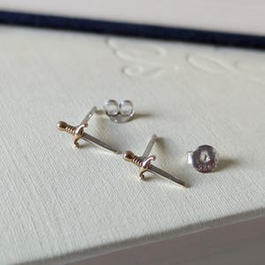 Dolkoorbellen, kleine sterlingzilveren kleine studboekoorbellen, Shakespeare-boekenliefhebber cadeaus voor lezers, sierlijke gemengde metalen zwaardoorbellen