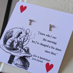 Boekoorbellen paddenstoel, grillige Alice in Wonderland hypoallergene sterlingzilveren kleine oorknopjes, boekenliefhebber cadeaus voor lezers