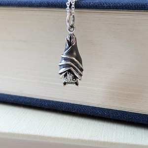 Collier livre Dracula, collier gothique à breloques en argent, cadeau livresque pour les lecteurs, collier chauve-souris de tous les jours, bijoux de sorcière parfaits pour Halloween