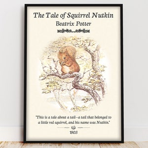 Puede incluir: Una ilustración vintage de una ardilla roja llamada Nutkin del libro de Beatrix Potter "The Tale of Squirrel Nutkin". La ardilla está sentada en una rama de un árbol, sosteniendo una nuez en sus patas. El texto "This is a tale about a tail-a tail that belonged to a little red squirrel, and his name was Nutkin." y "1903" están impresos debajo de la ilustración.