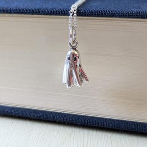 Collier fantôme, collier livre gothique avec breloques en argent, cadeaux Stephen King, cadeau livresque pour les lecteurs, collier de tous les jours parfait pour Halloween