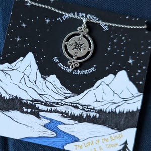 Collar con el libro de El Señor de los Anillos, collar con brújula y dije de plata, regalo literario para lectores, collar delicado para uso diario, regalos de despedida