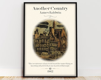 Puede incluir: Un póster vintage de portada de libro para "Another Country" de James Baldwin. El póster presenta una ilustración en blanco y negro de un horizonte urbano con edificios y una iglesia. La cita "The occurrence of an event is not the same thing as knowing what it is that one has lived through." está impresa debajo de la ilustración. El año 1962 está impreso en la parte inferior del póster.