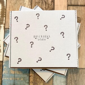 Liquidation MYSTERY BOX 11 paires de boucles d'oreilles abandonnées de ma boutique Lucky dip box lot de coffrets de variétés boîte mystère surprise drôle petite grande