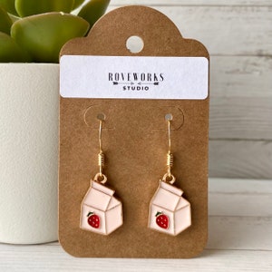 Boucles d'oreilles FRAISE LAIT - breloques carton de lait boucles d'oreilles fraise boucles d'oreilles carton de lait boucles d'oreilles roses cadeaux vache fraise boucles d'oreilles kawaii