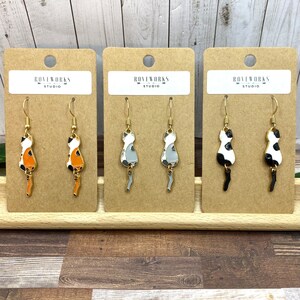 Pendientes WIGGLEY TAIL CAT: colgantes de gatito calicó con diseño de gatos moteados, dije de metal esmaltado, colgantes, marrón, blanco, gris y blanco negro.
