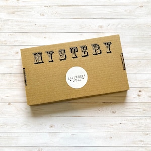 BOÎTE MYSTÈRE de boucles d'oreilles pendantes - amusantes et uniques, délicates et petites, grandes et audacieuses, variété porte-bonheur, boucles d'oreilles mystères en lot de sacs surprise