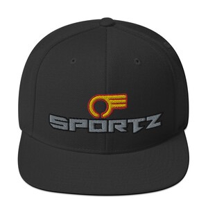 Pode incluir: Boné preto e cinza de aba reta com um logotipo amarelo e vermelho que diz "OF SPORTZ" bordado na frente.