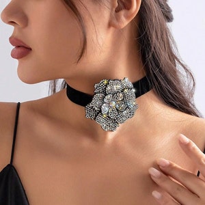 11+ Flower Choker Black