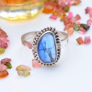 Anillo de cianita hecho a mano en plata de ley: joyería bohemia con piedras preciosas