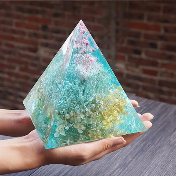 Grand moule pyramidal, moule générateur d’orgone, grand moule en silicone, moule géométrie, moule pyramidal triangulaire, moule en résine époxy, moule artisanal