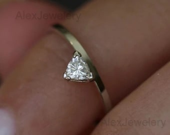 Anello solitario con moissanite triangolare in oro giallo 14 carati